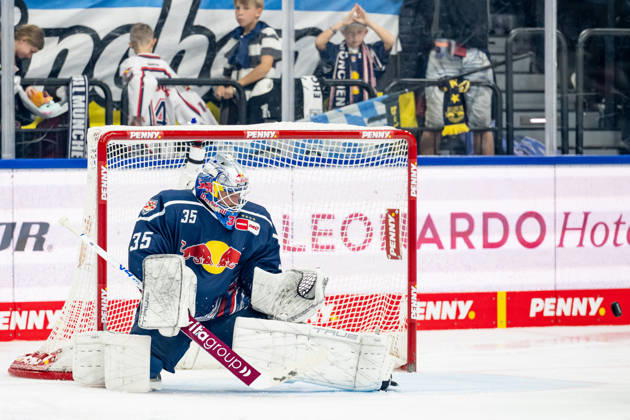 Mathias Niederberger (Torwart, EHC Red Bull Muenchen, 35) bei der Abwehr eines Pucks GER, EHC Red Bull Muenchen vs. Adler Mannheim, Eishockey, DEL, Saison 2026 2027, 1. Spieltag, 18.09.2026. Foto: HMB Media Heike Feiner Copyright: HMBxMedia HeikexFeiner