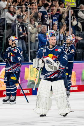 Mathias Niederberger (Torwart, EHC Red Bull Muenchen, 35) freut sich ueber den Sieg GER, EHC Red Bull Muenchen vs. Adler Mannheim, Eishockey, DEL, Saison 2026 2027, 1. Spieltag, 18.09.2026. Foto: HMB Media Heike Feiner Copyright: HMBxMedia HeikexFeiner