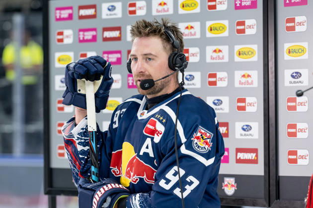 Maximilian Kastner (EHC Red Bull Muenchen, 93) beim Interview nach dem Spiel GER, EHC Red Bull Muenchen vs. Adler Mannheim, Eishockey, DEL, Saison 2026 2027, 1. Spieltag, 18.09.2026. Foto: HMB Media Heike Feiner Copyright: HMBxMedia HeikexFeiner