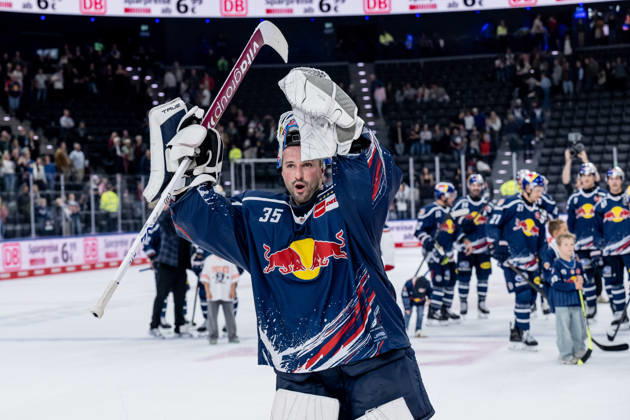 Mathias Niederberger (Torwart, EHC Red Bull Muenchen, 35) feiert den Sieg vor der Fankurve GER, EHC Red Bull Muenchen vs. Adler Mannheim, Eishockey, DEL, Saison 2026 2027, 1. Spieltag, 18.09.2026. Foto: HMB Media Heike Feiner Copyright: HMBxMedia HeikexFeiner
