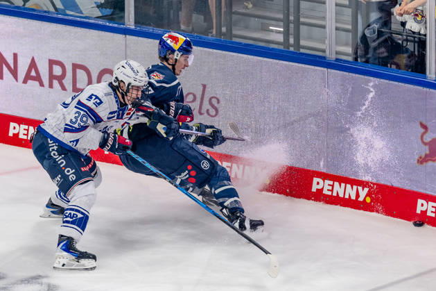 Kampf um den Puck Zweikampf zwischen Max Calce (Adler Mannheim, 39) und Veit Oswald (EHC Red Bull Muenchen, 27) GER, EHC Red Bull Muenchen vs. Adler Mannheim, Eishockey, DEL, Saison 2026 2027, 1. Spieltag, 18.09.2026. Foto: HMB Media Franz Feiner Copyright: HMBxMedia FranzxFeiner