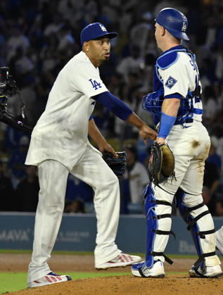 Los Angeles Dodgers closing pitcher Edwin Diaz reaches out to catcher Will Smith after recording the final out in the ninth inning agains the San Francisco Giants at Dodger Stadium in Los Angeles on Friday, September 18, 2026. The Dodgers defeated the Giants 8-2. LAP2026091822 JIMxRUYMEN