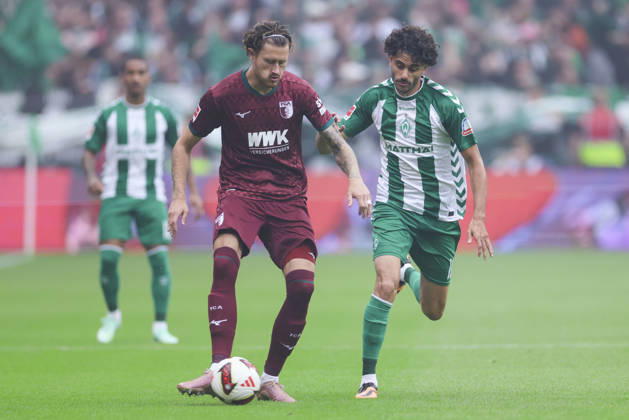 Calvin Brackelmann (FC Augsburg) und Eren Dinkci (Werder Bremen) kaempfen um den Ball waehrend des spiels der 1. Bundesliga zwischen SV Werder Bremen und FC Augsburg, Weserstadion am 19. September 2026 in Bremen, Deutschland. (Foto von Marco Steinbrenner DeFodi Images) +++ Calvin Brackelmann (FC Augsburg) und Eren Dinkci (Werder Bremen) battle for the ball during the Bundesliga match between SV Werder Bremen and FC Augsburg at Weserstadion on September 19, 2026 in Bremen, Germany. (Photo by Marco Steinbrenner DeFodi Images) DFB DFL REGULATIONS PROHIBIT ANY USE OF PHOTOGRAPHS AS IMAGE SEQUENCES AND OR QUASI-VIDEO. (Photo by Marco Steinbrenner DeFodi Images) -