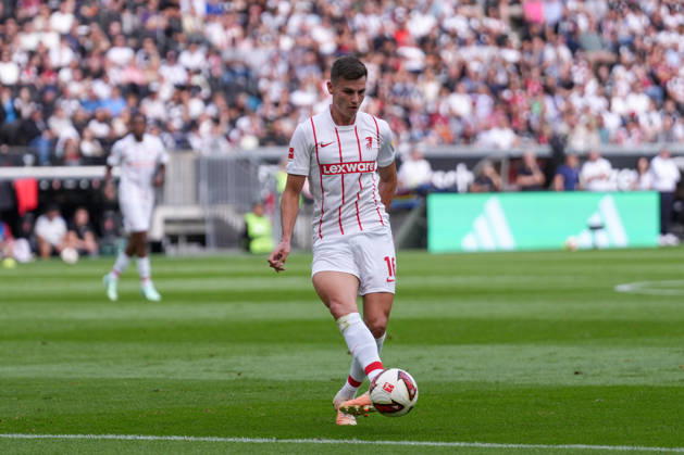 Yannik Engelhardt (SC Freiburg, 16) am Ball, Deutschland, Fussball, 1. Bundesliga, 4.Spieltag, 2026 2027, Eintracht Frankfurt vs. SC Freiburg, 19.09.2026, Deutsche Bank Park, Frankfurt Frankfurt Deutsche Bank Park Hessen Deutschland Copyright: xArnexAmbergx