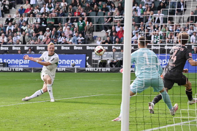 Isac Lidberg (Borussia Mönchengladbach), li., erzielt das Tor zum 2:2 19.09.2026, Fussball 1. Bundesliga, Saison 2026 2027, 4. Spieltag, Borussia Mönchengladbach - 1. FSV Mainz 05 DFL regulations prohibit any use of photographs as image sequences and or quasi-video Moenchengladbach Ista-Borussia-Park Nordrhein Westfalen Deutschland
