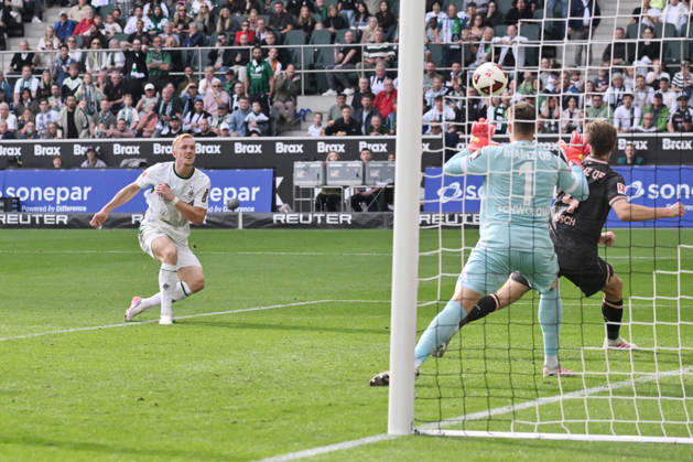 Isac Lidberg (Borussia Mönchengladbach), li., erzielt das Tor zum 2:2 19.09.2026, Fussball 1. Bundesliga, Saison 2026 2027, 4. Spieltag, Borussia Mönchengladbach - 1. FSV Mainz 05 DFL regulations prohibit any use of photographs as image sequences and or quasi-video Moenchengladbach Ista-Borussia-Park Nordrhein Westfalen Deutschland