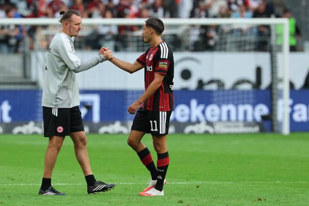 Younes Ebnoutalib (Eintracht Frankfurt , Nr. 11) klatscht ab mit Co-Trainer Alex Meier (Eintracht Frankfurt), Eintracht Frankfurt - SC Freiburg, Bundesliga, BL, Saison 2026 2027, 4. Spiel, 19.09.2026, Frankfurt Deutsche Bank Park Deutschland