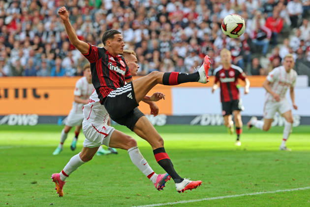 Younes Ebnoutalib (Eintracht Frankfurt , Nr. 11) mit einem artistischen Abschlussversuch , Eintracht Frankfurt - SC Freiburg, Bundesliga, BL, Saison 2026 2027, 4. Spiel, 19.09.2026, Frankfurt Deutsche Bank Park Deutschland