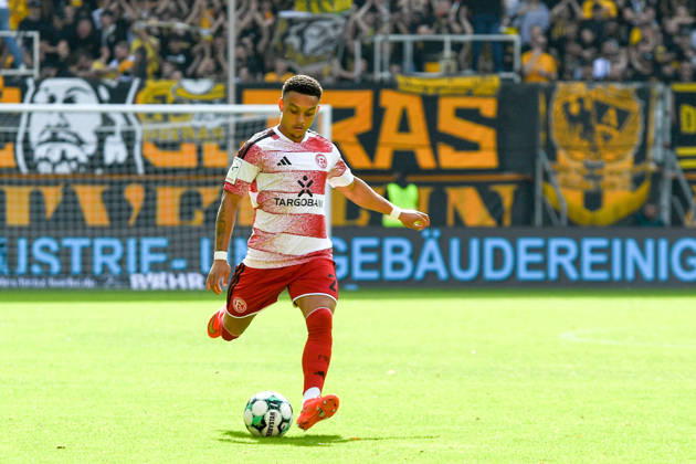 Steven van der Sloot (Fortuna Düsseldorf, 2) am Ball, Spielszene, Freisteller, Ganzkörper, Einzelbild, Aktion, Action, 19.09.2026, Aachen (Deutschland), Fussball, 3. Liga, TSV Alemannia Aachen - Fortuna Düsseldorf, Fussball, 3. Liga, TSV Alemannia Aachen - Fortuna Düsseldorf, DFB DFL REGULATIONS PROHIBIT ANY USE OF PHOTOGRAPHS AS IMAGE SEQUENCES AND OR QUASI-VIDEO.