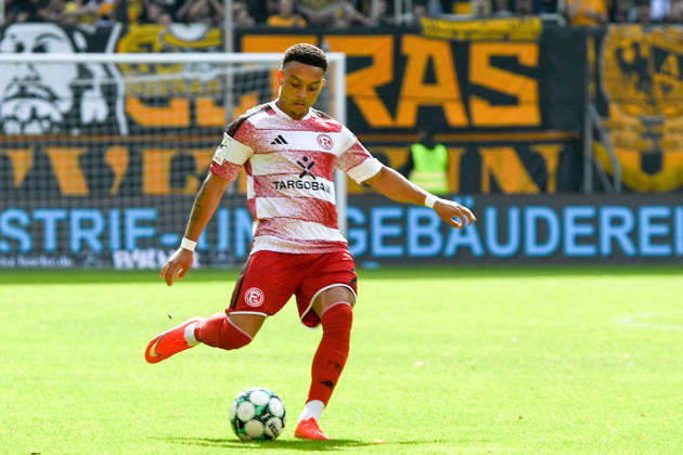 Steven van der Sloot (Fortuna Düsseldorf, 2) am Ball, Spielszene, Freisteller, Ganzkörper, Einzelbild, Aktion, Action , 19.09.2026, Aachen (Deutschland), Fussball, 3. Liga, TSV Alemannia Aachen - Fortuna Düsseldorf, Fussball, 3. Liga, TSV Alemannia Aachen - Fortuna Düsseldorf, DFB DFL REGULATIONS PROHIBIT ANY USE OF PHOTOGRAPHS AS IMAGE SEQUENCES AND OR QUASI-VIDEO.