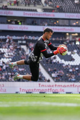 Mio Backhaus (SC Freiburg, 01) am Ball, Deutschland, Fussball, 1. Bundesliga, 4.Spieltag, 2026 2027, Eintracht Frankfurt vs. SC Freiburg, 19.09.2026, Deutsche Bank Park, Frankfurt Frankfurt Deutsche Bank Park Hessen Deutschland Copyright: xArnexAmbergx