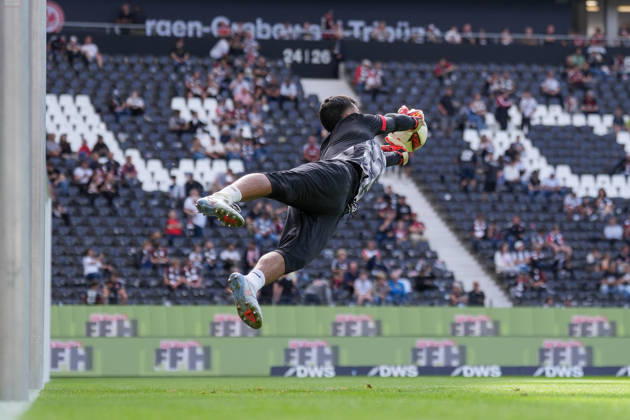 Mio Backhaus (SC Freiburg, 01) am Ball, Deutschland, Fussball, 1. Bundesliga, 4.Spieltag, 2026 2027, Eintracht Frankfurt vs. SC Freiburg, 19.09.2026, Deutsche Bank Park, Frankfurt Frankfurt Deutsche Bank Park Hessen Deutschland Copyright: xArnexAmbergx