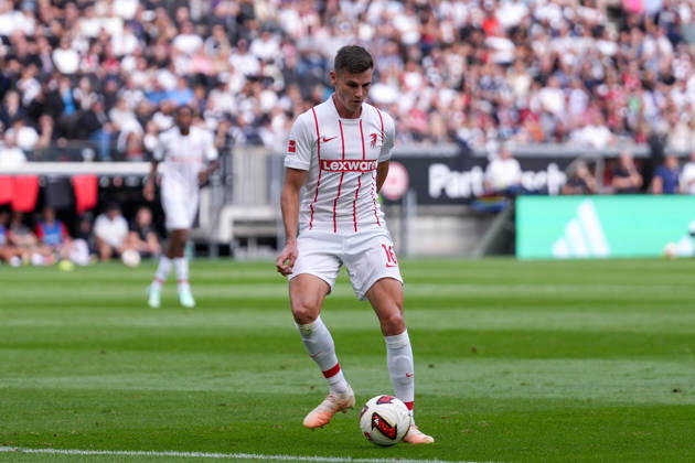Yannik Engelhardt (SC Freiburg, 16) am Ball , Deutschland, Fussball, 1. Bundesliga, 4.Spieltag, 2026 2027, Eintracht Frankfurt vs. SC Freiburg, 19.09.2026, Deutsche Bank Park, Frankfurt Frankfurt Deutsche Bank Park Hessen Deutschland Copyright: xArnexAmbergx