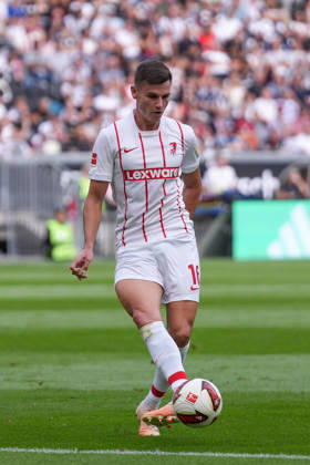 Yannik Engelhardt (SC Freiburg, 16) am Ball, Deutschland, Fussball, 1. Bundesliga, 4.Spieltag, 2026 2027, Eintracht Frankfurt vs. SC Freiburg, 19.09.2026, Deutsche Bank Park, Frankfurt Frankfurt Deutsche Bank Park Hessen Deutschland Copyright: xArnexAmbergx