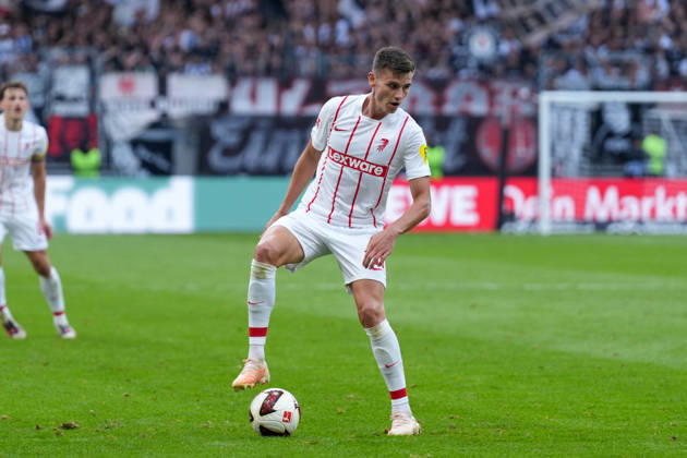 Yannik Engelhardt (SC Freiburg, 16) am Ball , Deutschland, Fussball, 1. Bundesliga, 4.Spieltag, 2026 2027, Eintracht Frankfurt vs. SC Freiburg, 19.09.2026, Deutsche Bank Park, Frankfurt Frankfurt Deutsche Bank Park Hessen Deutschland Copyright: xArnexAmbergx