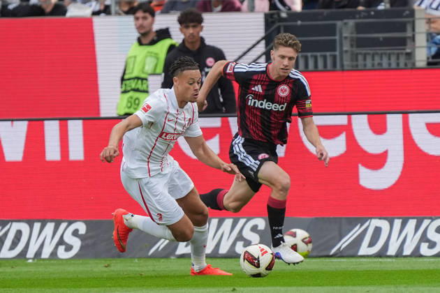 Derry Scherhant (SC Freiburg, 7) im Zweikampf mit Elias Baum (Eintracht Frankfurt) - 19.09.2026 Bundesliga, Saison 26 27: Eintracht Frankfurt vs. SC Freiburg, Deutsche Bank Park, 4. Spieltag