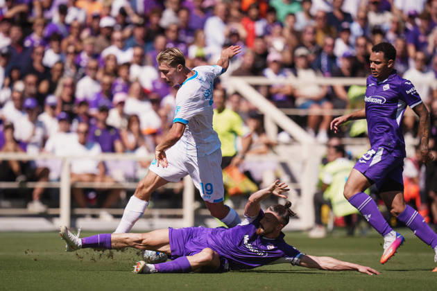 NapoliÕs Rasmus Hojlund fights for the ball with FiorentinaÕs Radu Dragusin during the Serie A soccer match between Fiorentina and Napoli at the Artemio Franchi Stadium in Florence, north Italy - Sunday, September 20, 2026 - Copyright: xMassimoxPaolone LaPressex