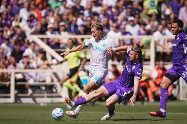 NapoliÕs Rasmus Hojlund fights for the ball with FiorentinaÕs Radu Dragusin during the Serie A soccer match between Fiorentina and Napoli at the Artemio Franchi Stadium in Florence, north Italy - Sunday, September 20, 2026 - Copyright: xMassimoxPaolone LaPressex