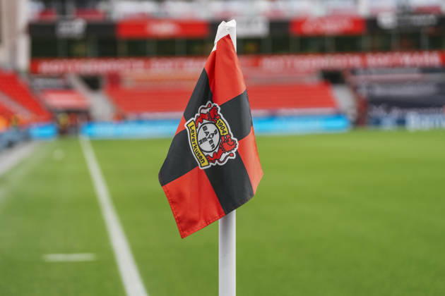 20.09.2026, xjmrgnx, Fussball 1.Bundesliga, Bayer 04 Leverkusen - RB Leipzig v.l. Eckfahne mit Bayer 04 Leverkusen Wappen (DFL DFB REGULATIONS PROHIBIT ANY USE OF PHOTOGRAPHS as IMAGE SEQUENCES and or QUASI-VIDEO) Leverkusen