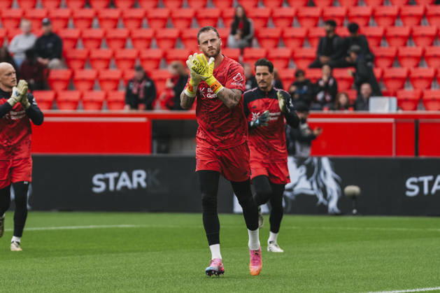 20.09.2026, xjmrgnx, Fussball 1.Bundesliga, Bayer 04 Leverkusen - RB Leipzig v.l. Mark Flekken (1, Leverkusen) betritt den Rasen zum Aufwärmen (DFL DFB REGULATIONS PROHIBIT ANY USE OF PHOTOGRAPHS as IMAGE SEQUENCES and or QUASI-VIDEO) Leverkusen