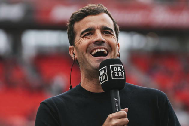 20.09.2026, xjmrgnx, Fussball 1.Bundesliga, Bayer 04 Leverkusen - RB Leipzig v.l. Chef-Trainer Carles Martinez (Leverkusen) lacht während dem Interview bei Dazn (DFL DFB REGULATIONS PROHIBIT ANY USE OF PHOTOGRAPHS as IMAGE SEQUENCES and or QUASI-VIDEO) Leverkusen