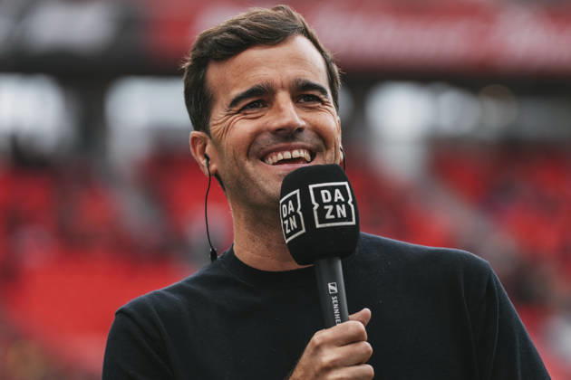 20.09.2026, xjmrgnx, Fussball 1.Bundesliga, Bayer 04 Leverkusen - RB Leipzig v.l. Chef-Trainer Carles Martinez (Leverkusen) lacht während dem Interview bei Dazn (DFL DFB REGULATIONS PROHIBIT ANY USE OF PHOTOGRAPHS as IMAGE SEQUENCES and or QUASI-VIDEO) Leverkusen
