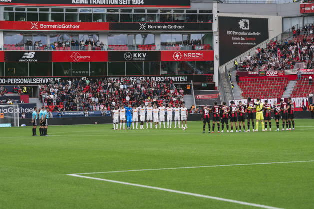 20.09.2026, xjmrgnx, Fussball 1.Bundesliga, Bayer 04 Leverkusen - RB Leipzig v.l. Schweigeminute vor dem Spiel für Peter Hermann (DFL DFB REGULATIONS PROHIBIT ANY USE OF PHOTOGRAPHS as IMAGE SEQUENCES and or QUASI-VIDEO) Leverkusen