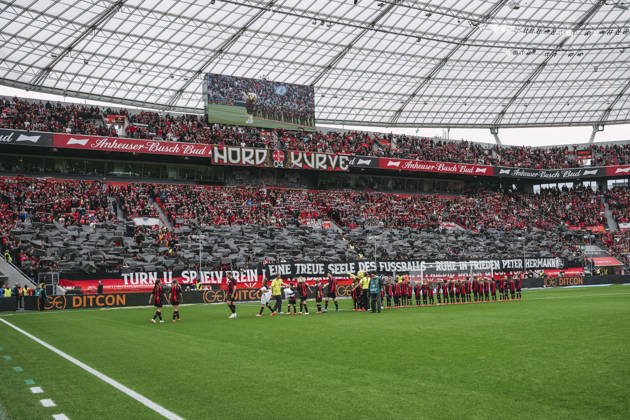 20.09.2026, xjmrgnx, Fussball 1.Bundesliga, Bayer 04 Leverkusen - RB Leipzig v.l. Choreo der Leverkusen Fans für Peter Hermann (DFL DFB REGULATIONS PROHIBIT ANY USE OF PHOTOGRAPHS as IMAGE SEQUENCES and or QUASI-VIDEO) Leverkusen