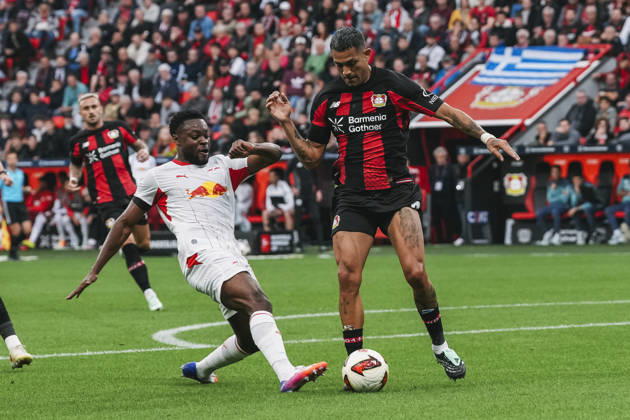 20.09.2026, xjmrgnx, Fussball 1.Bundesliga, Bayer 04 Leverkusen - RB Leipzig v.l. Zweikampf zwischen Ridle Baku (17, Leipzig) und Facundo Medina (2, Leverkusen) (DFL DFB REGULATIONS PROHIBIT ANY USE OF PHOTOGRAPHS as IMAGE SEQUENCES and or QUASI-VIDEO) Leverkusen