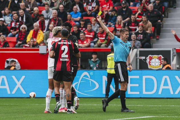 20.09.2026, xjmrgnx, Fussball 1.Bundesliga, Bayer 04 Leverkusen - RB Leipzig v.l. Schiedsrichter Robert Schröder zeigt Antonio Nusa (7, Leipzig) die Gelbe Karte nach einer vermeintlichen Schwalbe (DFL DFB REGULATIONS PROHIBIT ANY USE OF PHOTOGRAPHS as IMAGE SEQUENCES and or QUASI-VIDEO) Leverkusen