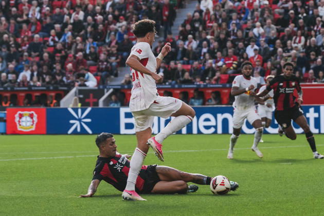 20.09.2026, xjmrgnx, Fussball 1.Bundesliga, Bayer 04 Leverkusen - RB Leipzig v.l. Facundo Medina (2, Leverkusen) klärt den Ball per Grätsche vor Tidiam Gomis (27, Leipzig) (DFL DFB REGULATIONS PROHIBIT ANY USE OF PHOTOGRAPHS as IMAGE SEQUENCES and or QUASI-VIDEO) Leverkusen