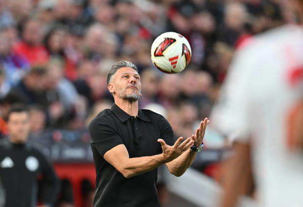 Trainer Martin Demichelis (RB Leipzig) fängt den Ball, Fussball 1. Bundesliga, 4.Spieltag, Bayer 04 Leverkusen - RB Leipzig, am 20.09.2026 in Leverkusen Deutschland. DFL regulations prohibit any use of photographs as image sequences and or quasi-video Ã‚Â