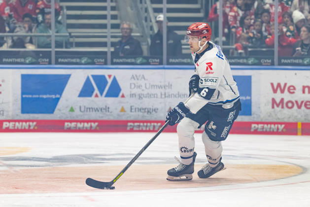 Alexander Peters (6, Schwenninger Wild Wings) beim Spiel zwischen Augsburger Panther v Schwenninger Wild Wings, Eishockey, Herren, DEL, 2026 2027, 2.Spieltag am 20.09.2026 in Augsburg, Curt-Frenzel-Stadion. Bayern Deutschland