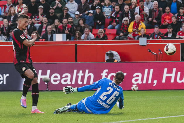 20.09.2026, xjmrgnx, Fussball 1.Bundesliga, Bayer 04 Leverkusen - RB Leipzig v.l. Schussversuch von Patrik Schick (14, Leverkusen) gegen Maarten Vandevoordt (26, Leipzig) (DFL DFB REGULATIONS PROHIBIT ANY USE OF PHOTOGRAPHS as IMAGE SEQUENCES and or QUASI-VIDEO) Leverkusen