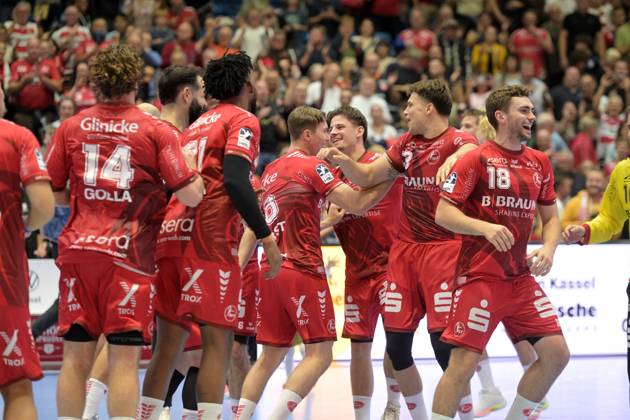 Jubel, Freude nach dem Sieg; Johannes Golla (MT Melsungen 14), Aaron Mensing (MT Melsungen 33) (M), Florian Drosten (MT Melsungen 18) (R) , GER, MT Melsungen - SC Magdeburg, Handball, 1. Bundesliga, 5. Spieltag, Saison 2026 2027, 20.09.2026, GER, MT Melsungen - SC Magdeburg, Handball, 1. Bundesliga, 5. Spieltag, Saison 2026 2027, 20.09.2026 Kassel Copyright: xEibner-Pressefotox xRolandxSippelx EP_RSL
