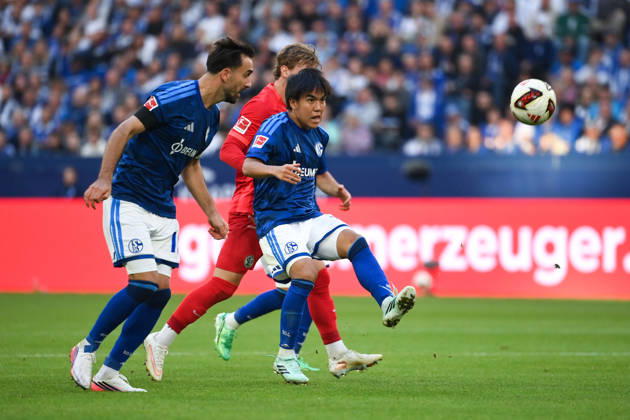 Satoshi Tanaka (FC Schalke 04), Kenan Karaman (FC Schalke 04), v.re. 20.09.2026, Fussball 1. Bundesliga, Saison 2026 2027, 4. Spieltag, FC Schalke 04 - SV Elversberg 0:0 DFL regulations prohibit any use of photographs as image sequences and or quasi-video Gelsenkirchen Veltins Arena Nordrhein Westfalen Deutschland