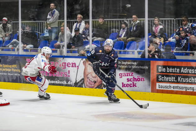 Kampf um den Puck Zweikampf zwischen Aleandro Angaran (Eisbaeren Regensburg, 21) und Denis Pfaffengut (Towerstars Ravensburg, 76), GER, Ravensburg Towerstars vs. Eisbaeren Regensburg, Eishockey, DEL2 Hauptrunde, 2. Spieltag, Spielzeit 2026 2027, 20.09.2026 GER, Ravensburg Towerstars vs. Eisbaeren Regensburg, Eishockey, DEL2 Hauptrunde, 2. Spieltag, Spielzeit 2026 2027, 20.09.2026 Ravensburg Copyright: xEibner-Pressefoto MaximilianxRistx EP_MRT