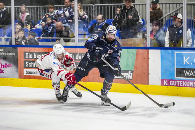 Kampf um den Puck Zweikampf zwischen Aleandro Angaran (Eisbaeren Regensburg, 21) und Denis Pfaffengut (Towerstars Ravensburg, 76), GER, Ravensburg Towerstars vs. Eisbaeren Regensburg, Eishockey, DEL2 Hauptrunde, 2. Spieltag, Spielzeit 2026 2027, 20.09.2026 GER, Ravensburg Towerstars vs. Eisbaeren Regensburg, Eishockey, DEL2 Hauptrunde, 2. Spieltag, Spielzeit 2026 2027, 20.09.2026 Ravensburg Copyright: xEibner-Pressefoto MaximilianxRistx EP_MRT
