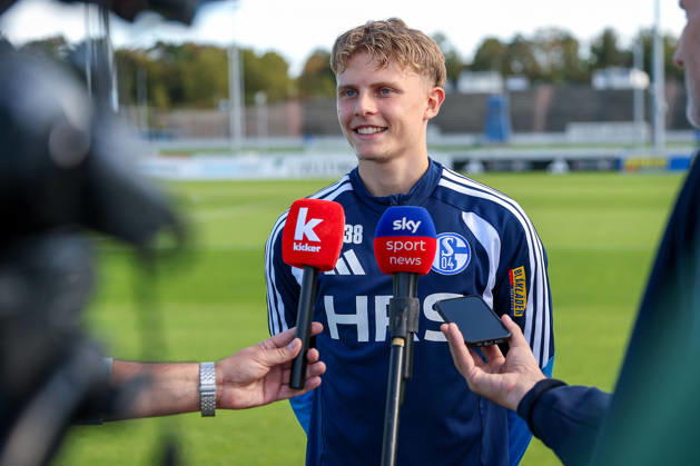 23.09.2026, Fussball, Training des FC Schalke 04. Luca Vozar (FC Schalke 04) im Interview Gelsenkirchen Trainingsgelände FC Schalke 04 NRW Deutschland xRHR-FOTO YYx Copyright: RHR-FOTOx RHR-FOTO YY