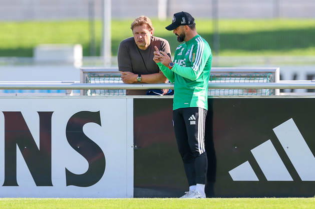 23.09.2026, Fussball, Training des FC Schalke 04. Direktor Profifussball Youri Mulder (FC Schalke 04) neben Trainer Miron Muslic (FC Schalke 04) Gelsenkirchen Trainingsgelände FC Schalke 04 NRW Deutschland xRHR-FOTO YYx Copyright: RHR-FOTOx RHR-FOTO YY