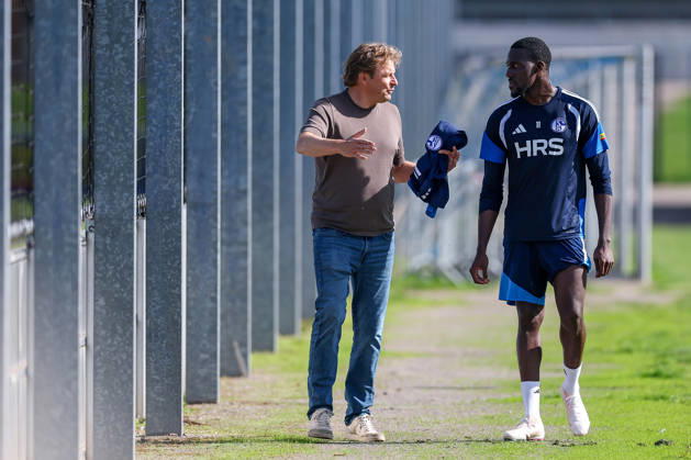 23.09.2026, Fussball, Training des FC Schalke 04. Direktor Profifussball Youri Mulder (FC Schalke 04) gestikulierend neben Bryan Lasme (FC Schalke 04) Gelsenkirchen Trainingsgelände FC Schalke 04 NRW Deutschland xRHR-FOTO YYx Copyright: RHR-FOTOx RHR-FOTO YY