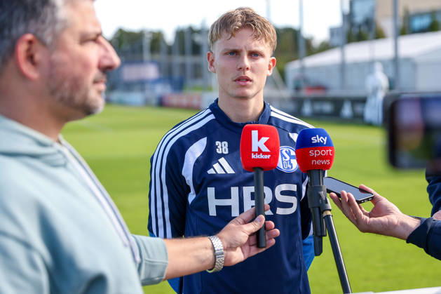 23.09.2026, Fussball, Training des FC Schalke 04. Luca Vozar (FC Schalke 04) im Interview Gelsenkirchen Trainingsgelände FC Schalke 04 NRW Deutschland xRHR-FOTO YYx Copyright: RHR-FOTOx RHR-FOTO YY