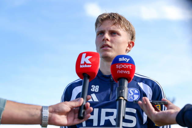 23.09.2026, Fussball, Training des FC Schalke 04. Luca Vozar (FC Schalke 04) im Interview Gelsenkirchen Trainingsgelände FC Schalke 04 NRW Deutschland xRHR-FOTO YYx Copyright: RHR-FOTOx RHR-FOTO YY