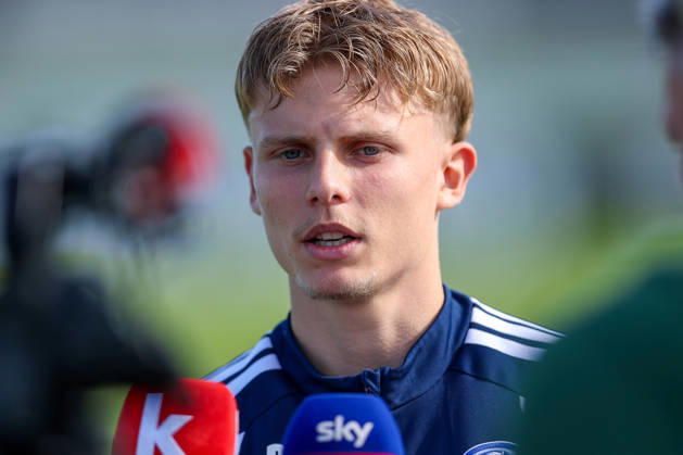 23.09.2026, Fussball, Training des FC Schalke 04. Luca Vozar (FC Schalke 04) im Interview Gelsenkirchen Trainingsgelände FC Schalke 04 NRW Deutschland xRHR-FOTO YYx Copyright: RHR-FOTOx RHR-FOTO YY