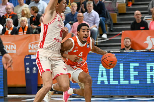 Armaan Franklin (RASTA Vechta, 04) am Ball gegen Yuval Hochstadter (Bamberg Baskets, 66) RASTA Vechta vs. Bamberg Baskets, easyCredit Basketball Bundesliga, 2. Spieltag, Saison 2026 2027, 24.09.2026, RASTA Vechta vs. Bamberg Baskets, easyCredit Basketball Bundesliga, 2. Spieltag, Saison 2026 2027, 24.09.2026 Vechta Copyright: xEibner-Pressefoto RobertxGertzenx EP_RGN