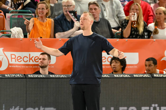 Christian Held (RASTA Vechta, Coach) gestikuliert unglaeubig RASTA Vechta vs. Bamberg Baskets, easyCredit Basketball Bundesliga, 2. Spieltag, Saison 2026 2027, 24.09.2026, RASTA Vechta vs. Bamberg Baskets, easyCredit Basketball Bundesliga, 2. Spieltag, Saison 2026 2027, 24.09.2026 Vechta Copyright: xEibner-Pressefoto RobertxGertzenx EP_RGN