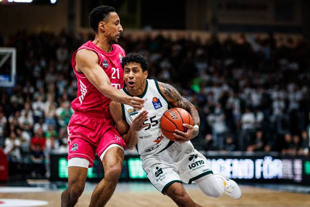 Eli Brooks (Gladiators Trier) im Zweikampf mit Joel Aminu (Telekom Baskets Bonn), Aktion Action Vet Concept Gladiators Trier vs Telekom Baskets Bonn, Basketball, easyCredit BBL, 2. Spieltag, Saison 2026 2027, 25.09.2026 Vet Concept Gladiators Trier vs Telekom Baskets Bonn, Basketball, easyCredit BBL, 2. Spieltag, Saison 2026 2027, 25.09.2026 Copyright: xEibnerxPressefotox EP_ANS