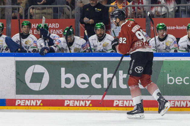 Der ehemalige Berliner Spieler Marcel Noebels (Koelner Haie, 92) faehrt nach seinem Tor an der Bank seiner ehemaligen Mitspieler vorbei Koelner Haie vs. Eisbaeren Berlin, Eishockey, Penny DEL, Spieltag 03, 2026 2027, 25.09.2026 Koelner Haie vs. Eisbaeren Berlin, Eishockey, Penny DEL, Spieltag 03, 2026 2027, 25.09.2026 Koeln Copyright: xEibner-Pressefoto GerhardxWingenderx EP_GWR