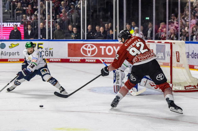 Der ehemalige Berliner Spieler Marcel Noebels (Koelner Haie, 92) vs Eric Mik (Eisbaeren Berlin, 12) vor dem Tor von Jack LaFontaine (Eisbaeren Berlin, 45) Koelner Haie vs. Eisbaeren Berlin, Eishockey, Penny DEL, Spieltag 03, 2026 2027, 25.09.2026 Koelner Haie vs. Eisbaeren Berlin, Eishockey, Penny DEL, Spieltag 03, 2026 2027, 25.09.2026 Koeln Copyright: xEibner-Pressefoto GerhardxWingenderx EP_GWR