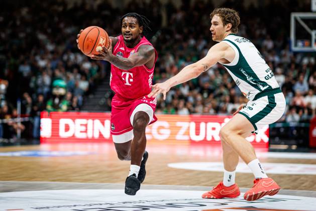 John Michael Wright (Telekom Baskets Bonn) im Zweikampf mit Marco Hollersbacher (Gladiators Trier), Aktion Action Vet Concept Gladiators Trier vs Telekom Baskets Bonn, Basketball, easyCredit BBL, 2. Spieltag, Saison 2026 2027, 25.09.2026 Vet Concept Gladiators Trier vs Telekom Baskets Bonn, Basketball, easyCredit BBL, 2. Spieltag, Saison 2026 2027, 25.09.2026 Copyright: xEibnerxPressefotox EP_ANS